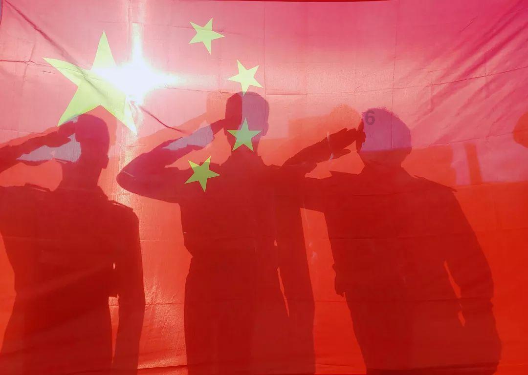 此人押着国军俘虏前行,敌军军官姨太太跪下求嫁,令他哭笑不得