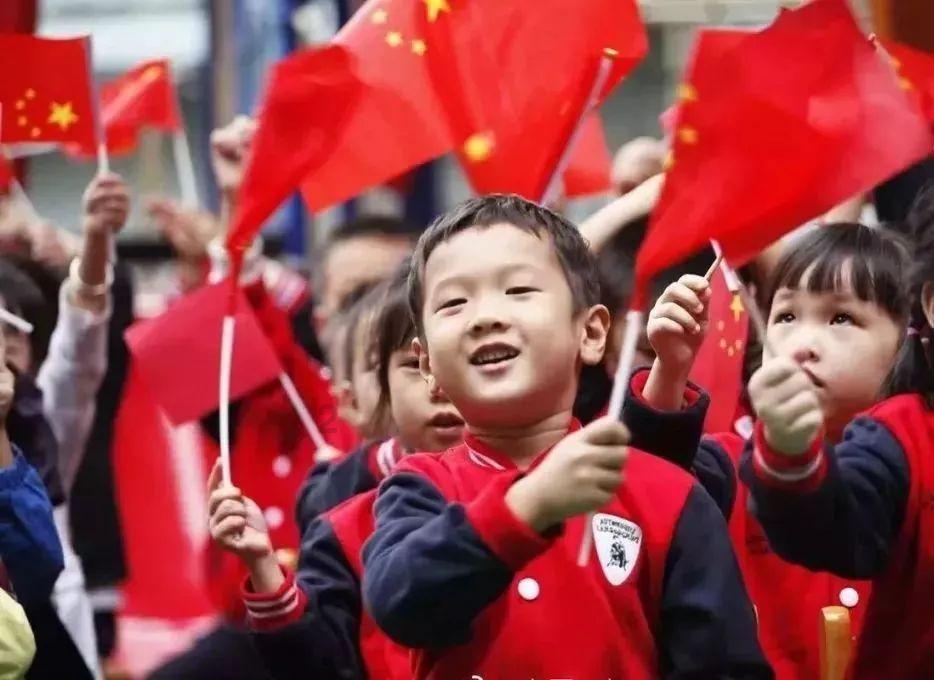 孟钰给安欣喝奶茶，她最后变坏了吗？游戏画面